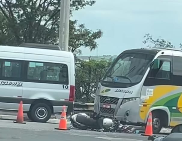 Colisão frontal de micro-ônibus e motocicleta na Francisco Nakazato